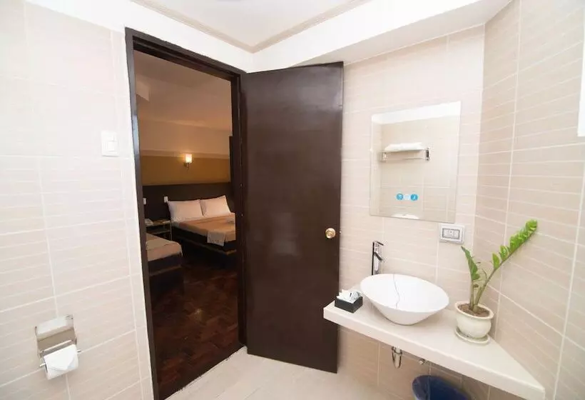 هتل We Travelers Inn