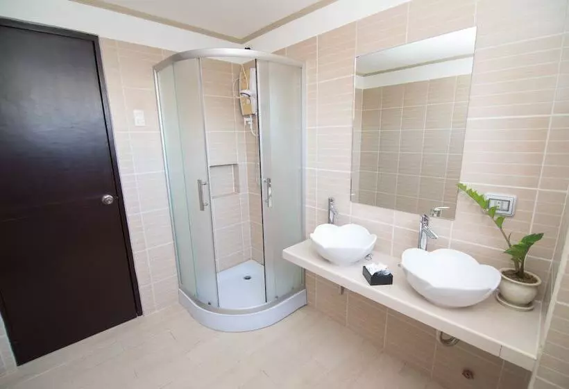 هتل We Travelers Inn