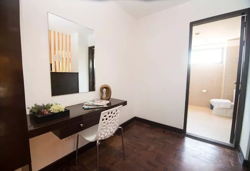 هتل We Travelers Inn