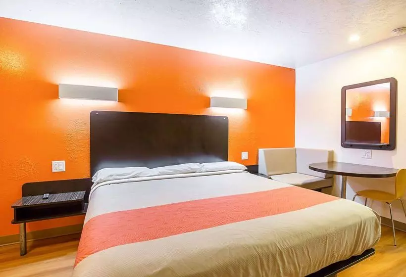 Motel 6 Madisonville, Tx