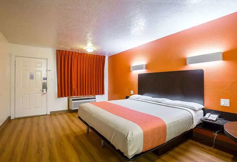 Motel 6 Madisonville, Tx