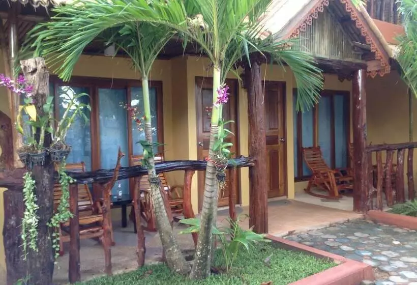 Szálloda Ruan Mai Naiyang Beach Resort