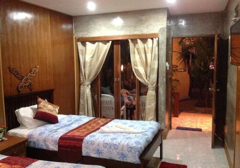 בית מלון כפרי Ruan Mai Naiyang Beach Resort