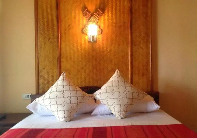 Szálloda Ruan Mai Naiyang Beach Resort