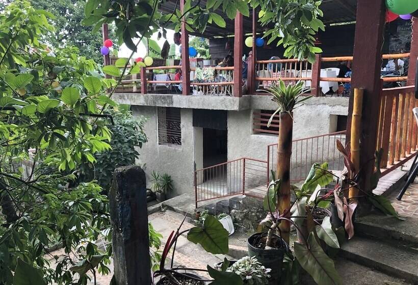 پانسیون Turin Vue La Montagne Lodge