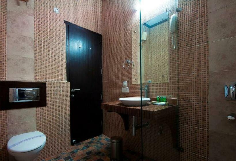 Tuskar S Riverside Resort