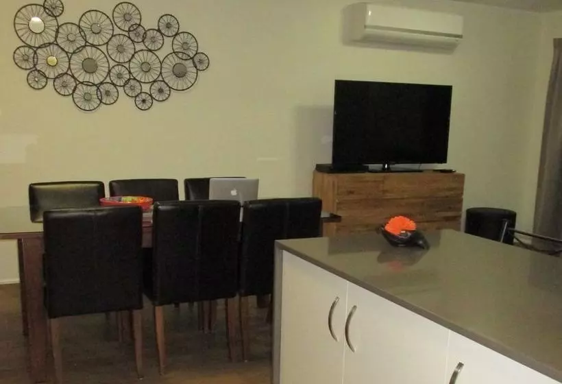 21 On Hursley Motel Apartments