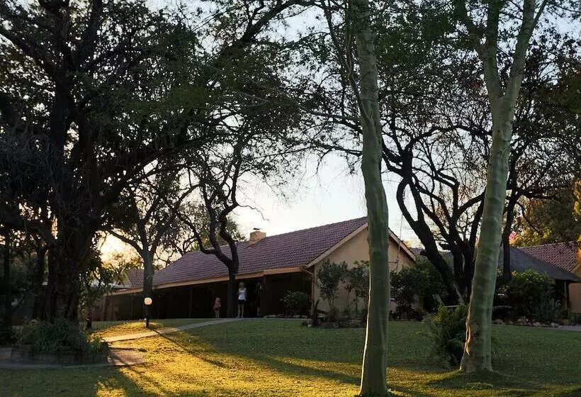 پانسیون Sunbird Lodge