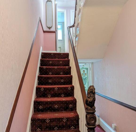 ペンション The George Guest House