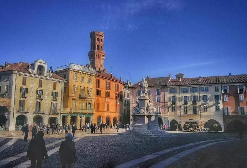 تختخواب و صبحانه La Terrazza Vercelli Bed & Charme