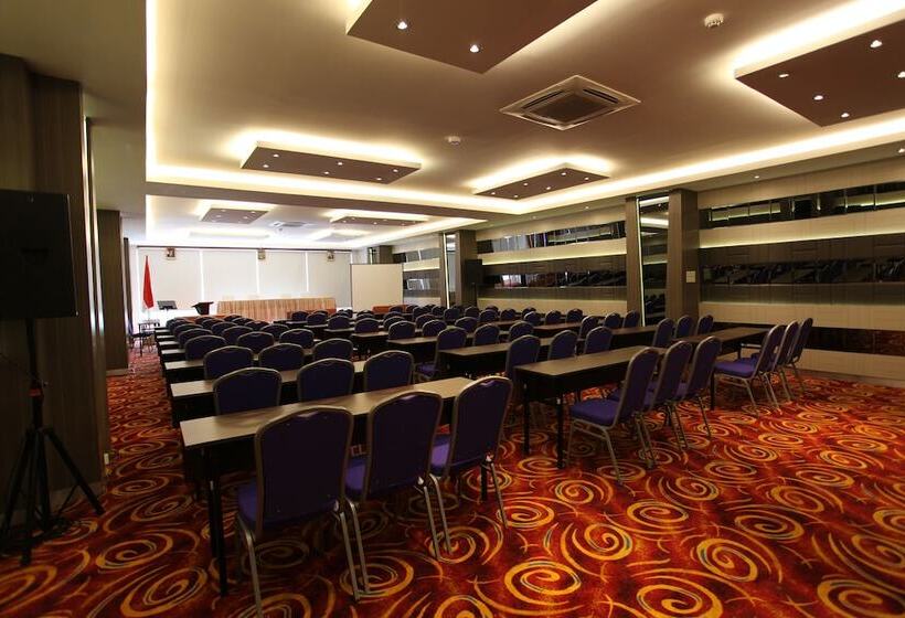 W Three Premier Hotel Lagaligo