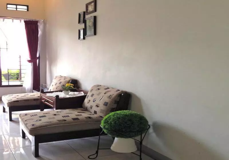 پانسیون Elenor's Home