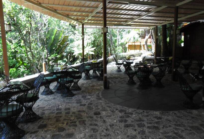 هتل Le Domaine De L’arbre Du Voyageur