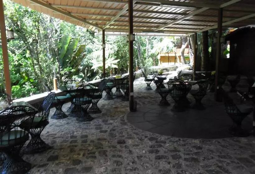 هتل Le Domaine De L’arbre Du Voyageur