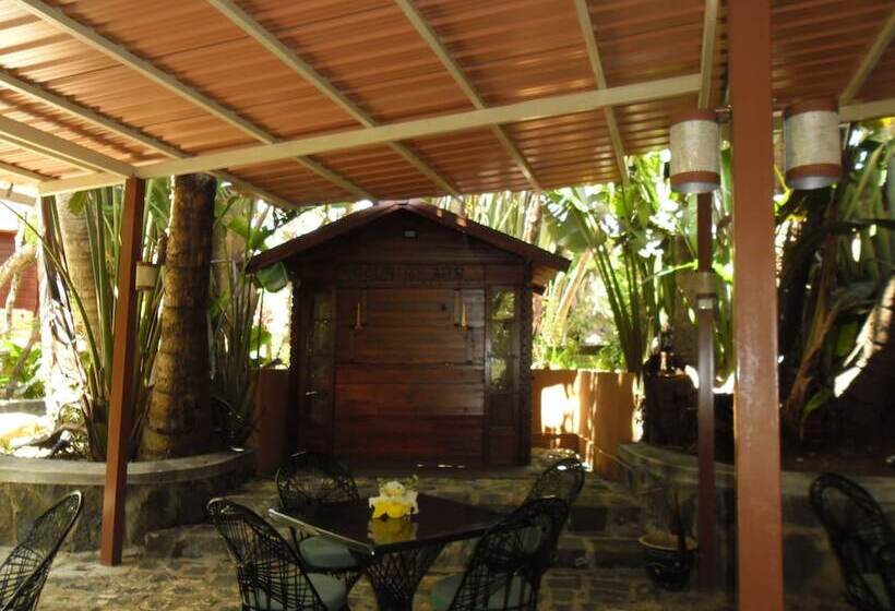 هتل Le Domaine De L’arbre Du Voyageur