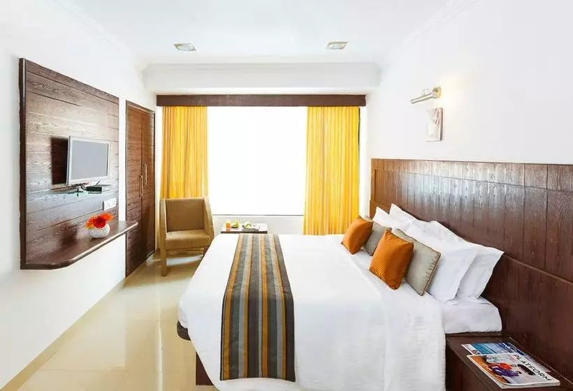 בית מלון כפרי Shirdi Shangrila Group Residency