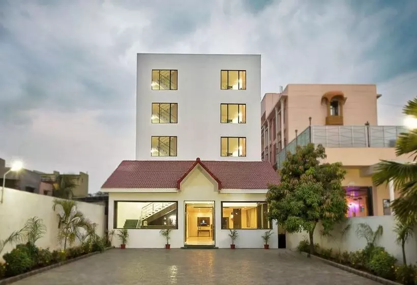 בית מלון כפרי Shirdi Shangrila Group Residency