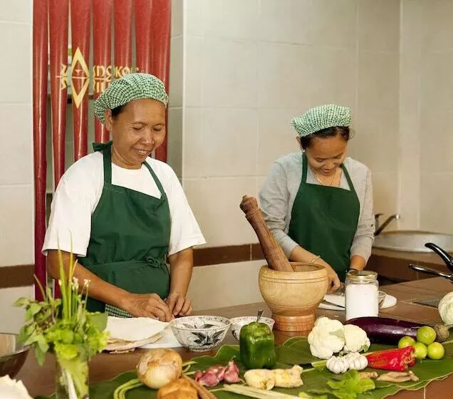 هتل Angkor Village Suites