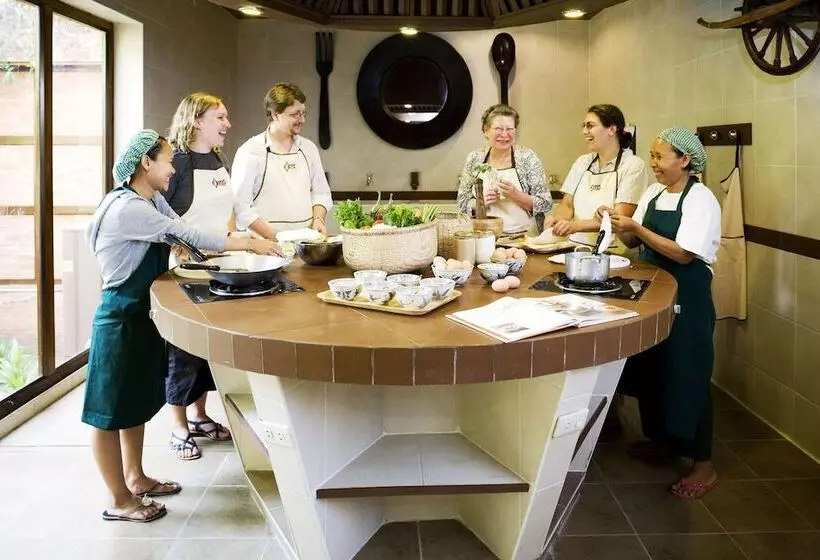 هتل Angkor Village Suites