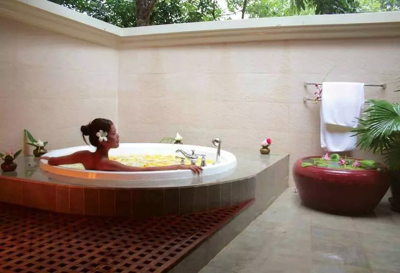 هتل Angkor Village Suites