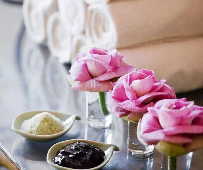 هتل Angkor Village Suites