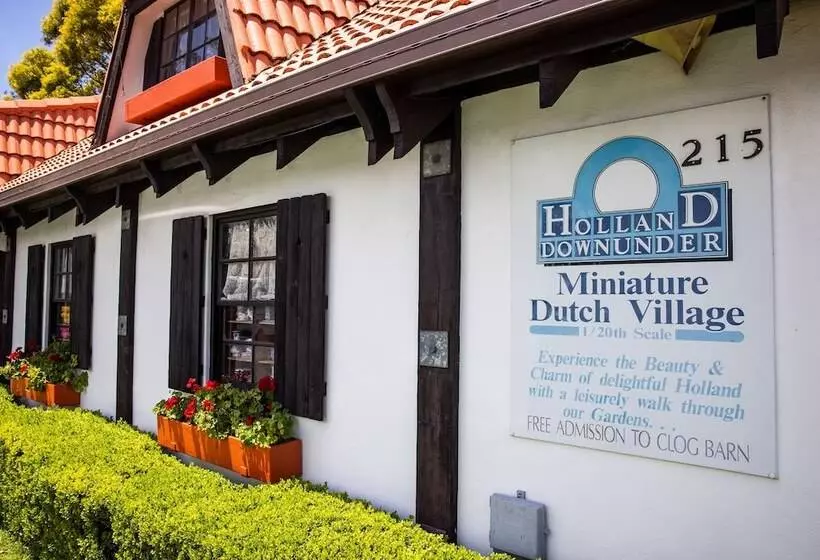 Отель Clog Barn Caravan Park