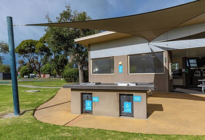 فندق Nrma Eastern Beach Holiday Park