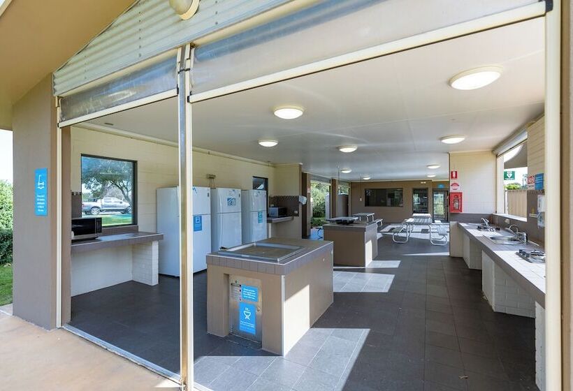 فندق Nrma Eastern Beach Holiday Park