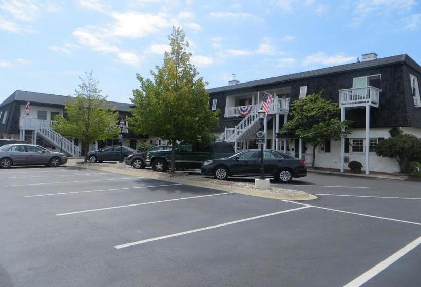 فندق Snyders Shoreline Inn