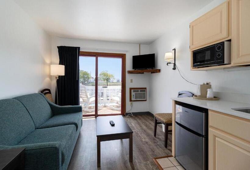 فندق Snyders Shoreline Inn