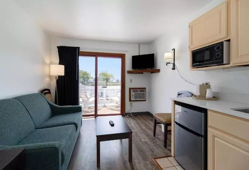 فندق Snyders Shoreline Inn