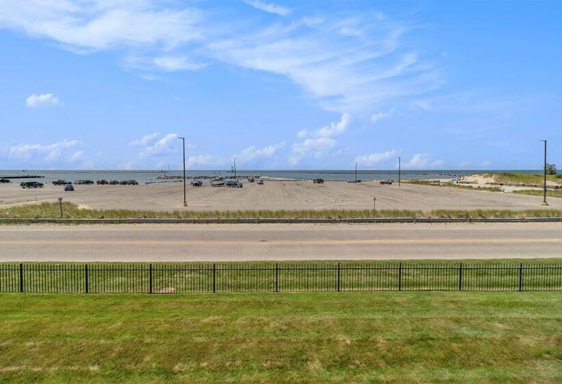 فندق Snyders Shoreline Inn