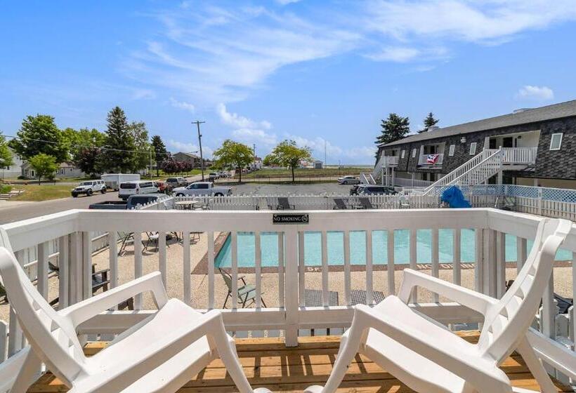 فندق Snyders Shoreline Inn