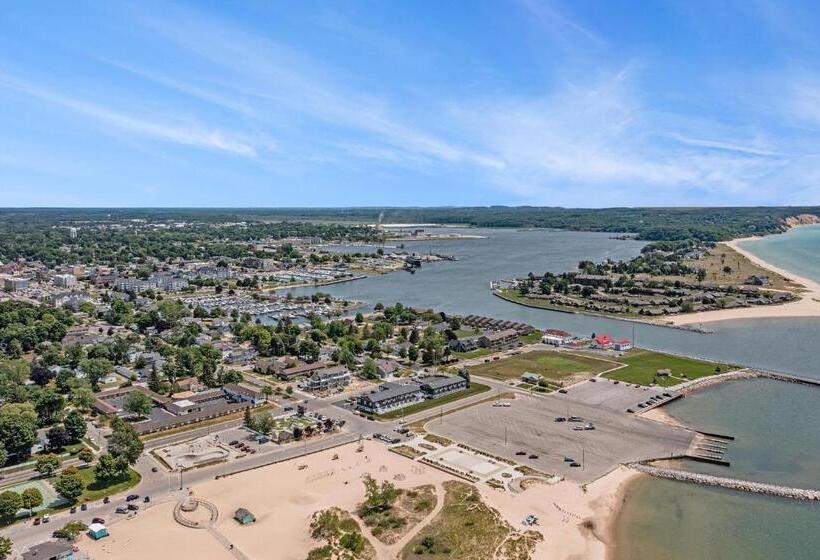 فندق Snyders Shoreline Inn