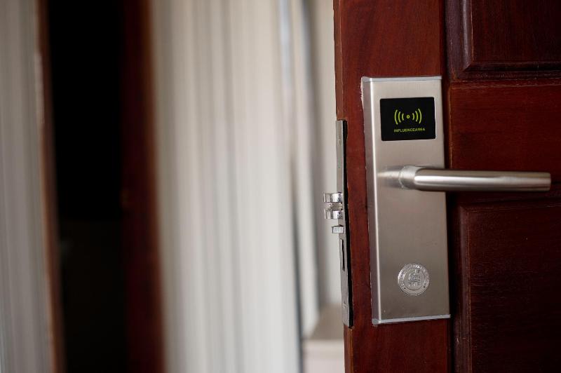 White Residence Hotel & Apartment