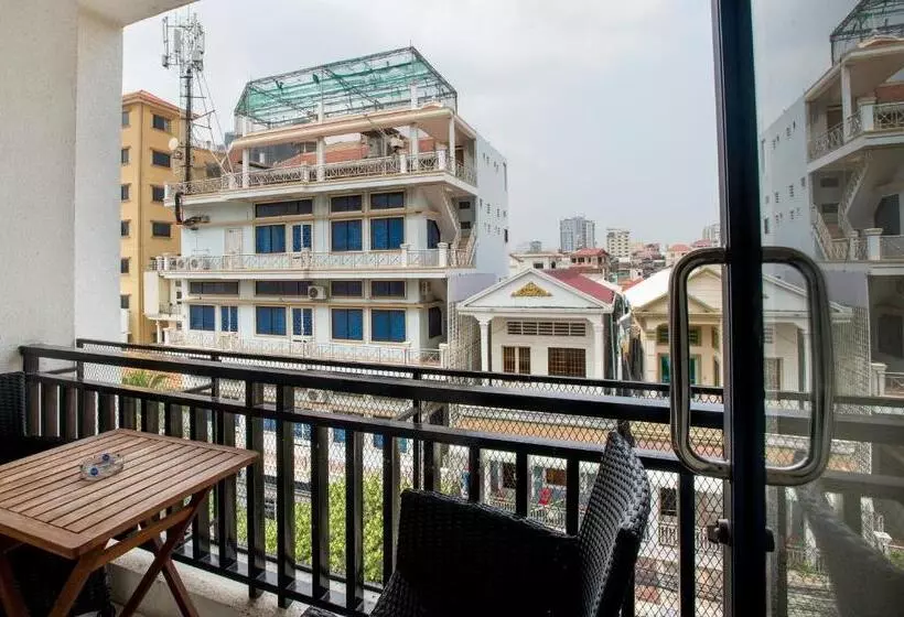 White Residence Hotel & Apartment