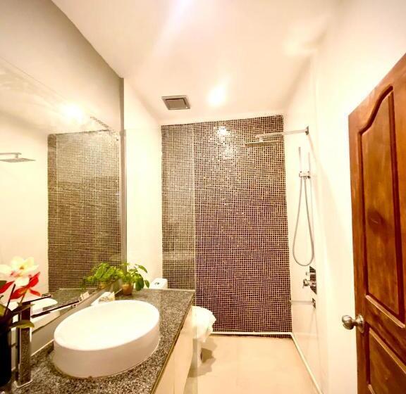 White Residence Hotel & Apartment