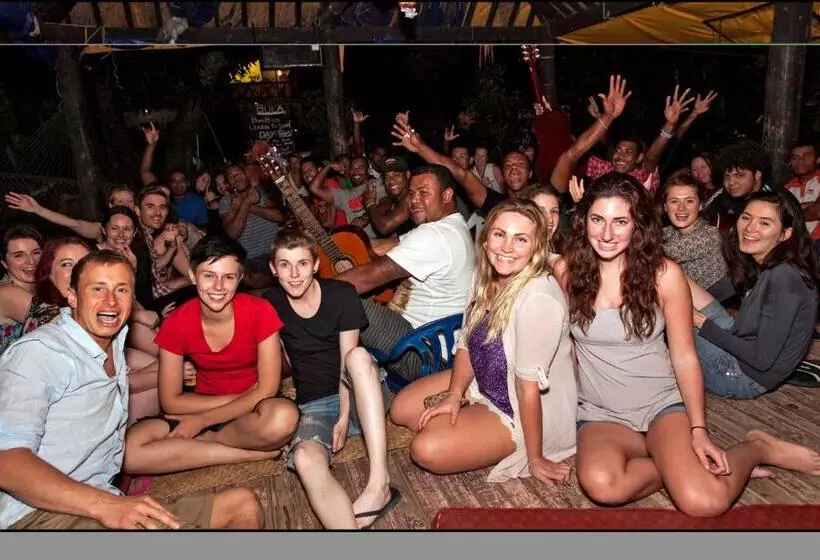 הוסטל Bamboo Backpackers