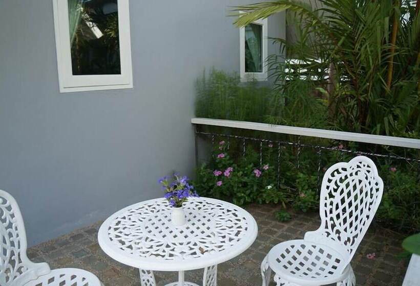 استراحتگاه A Little Villa