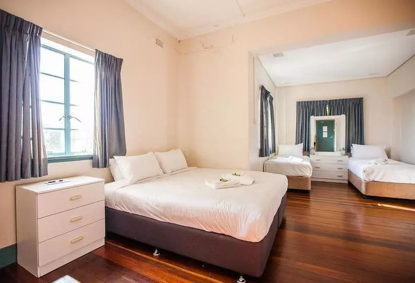 هتل Captain Stirling