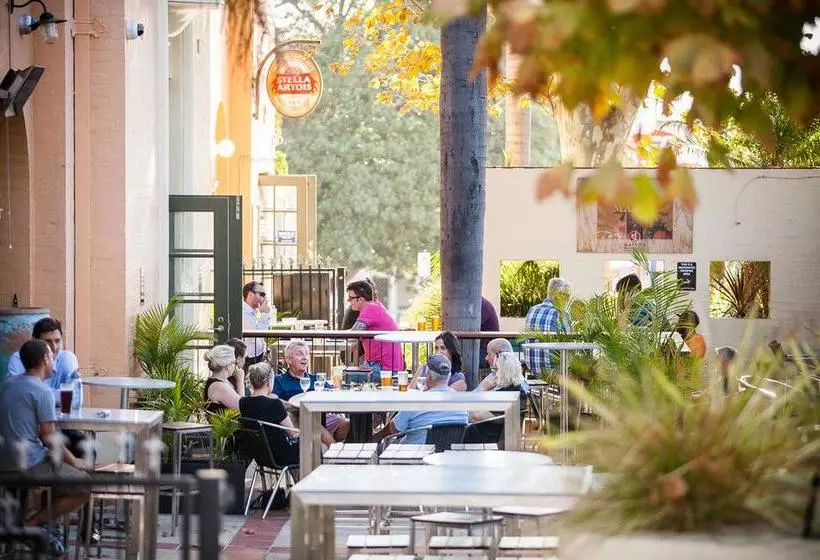 هتل Captain Stirling