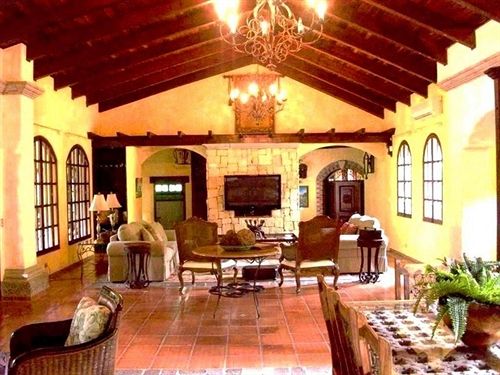 فندق Forest Hills Suites