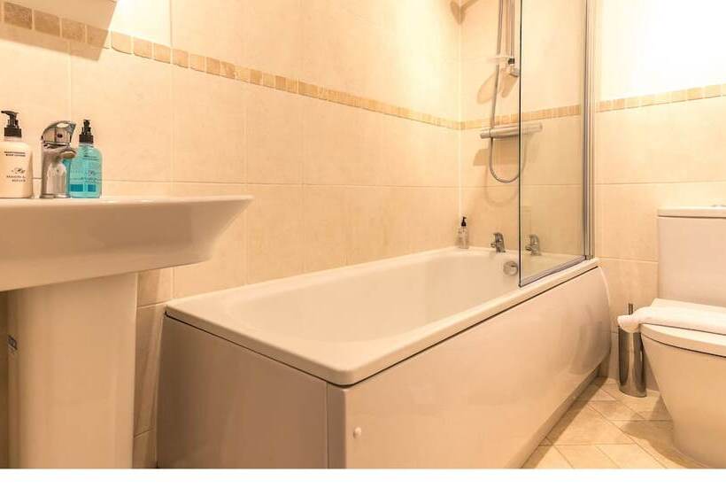 Comfortable Swindon Town Centre Apartments, Free Parking, Sleeps Up To 8