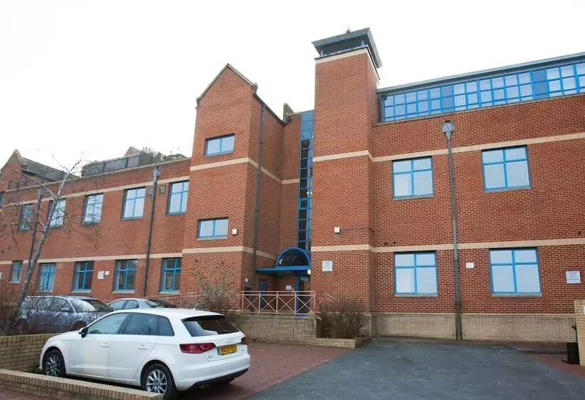 Comfortable Swindon Town Centre Apartments, Free Parking, Sleeps Up To 8