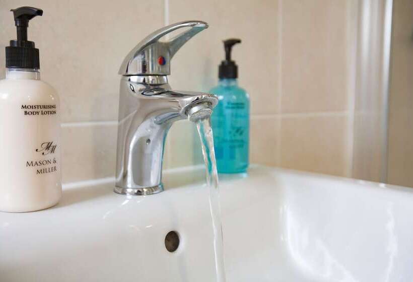 Comfortable Swindon Town Centre Apartments, Free Parking, Sleeps Up To 8