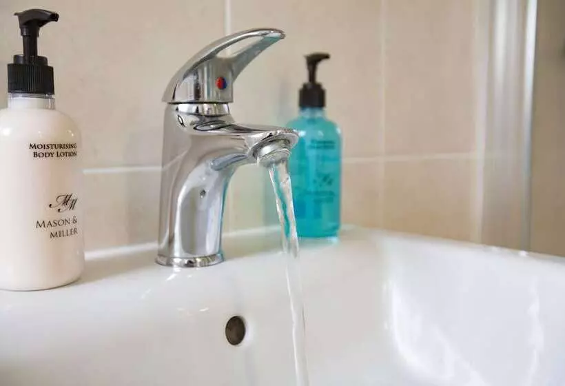 Comfortable Swindon Town Centre Apartments, Free Parking, Sleeps Up To 8