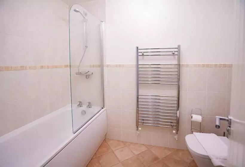 Comfortable Swindon Town Centre Apartments, Free Parking, Sleeps Up To 8
