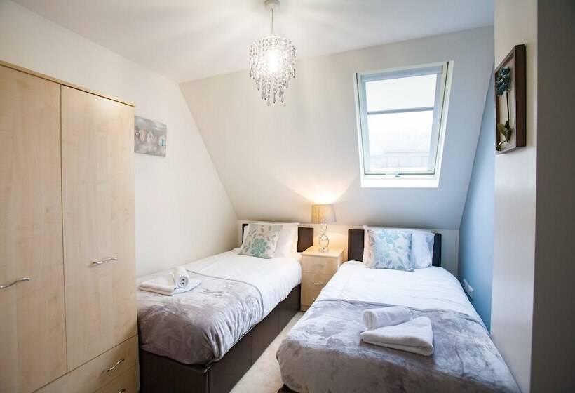 Comfortable Swindon Town Centre Apartments, Free Parking, Sleeps Up To 8