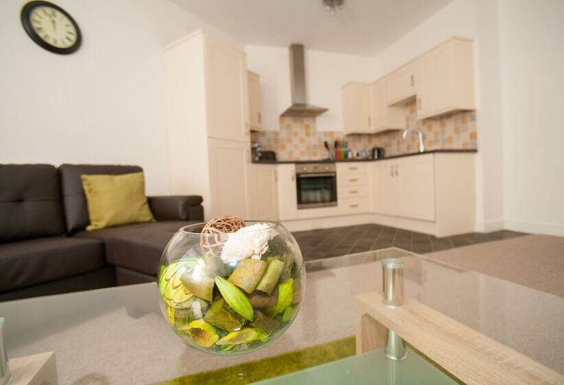 Comfortable Swindon Town Centre Apartments, Free Parking, Sleeps Up To 8