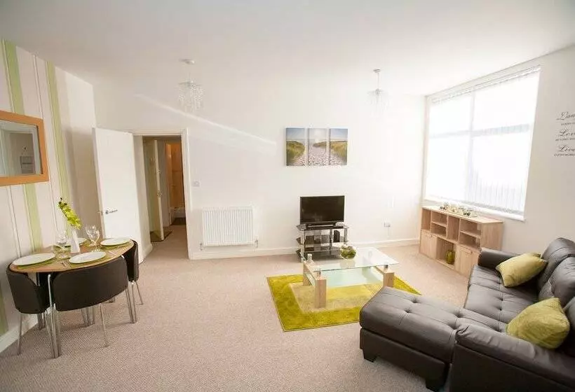 Comfortable Swindon Town Centre Apartments, Free Parking, Sleeps Up To 8